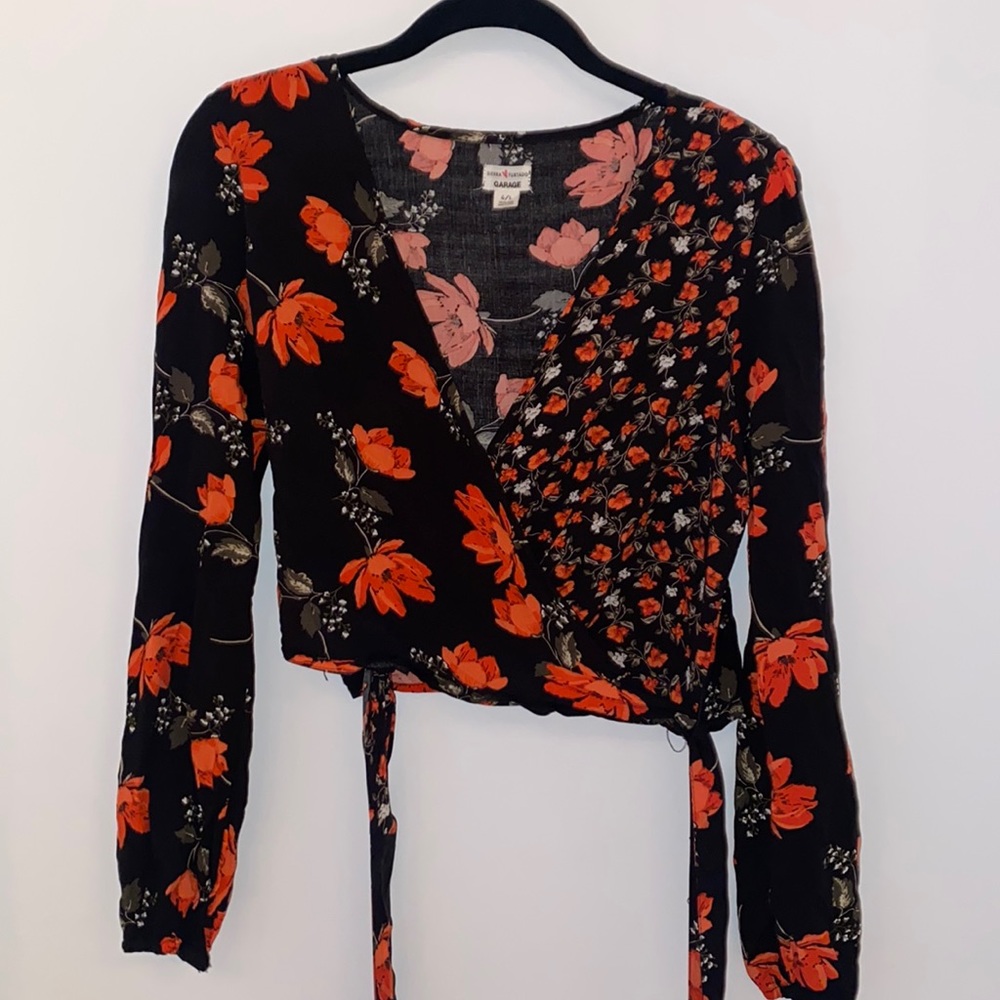 crop top, tie around, v neck